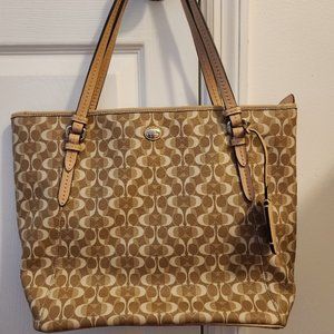 Coach Peyton Dream C Logo Tote in cream & tan